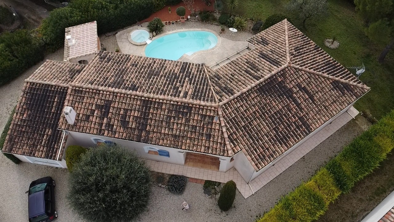 Toiture avant nettoyage par drone – Heliclean Pays Salonais