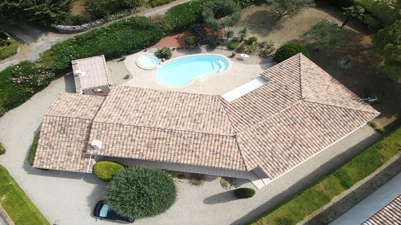 Toiture après nettoyage par drone – Heliclean Pays Salonais