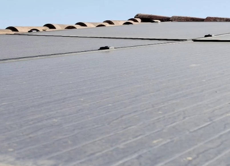 Panneaux solaires avant nettoyage – Arles